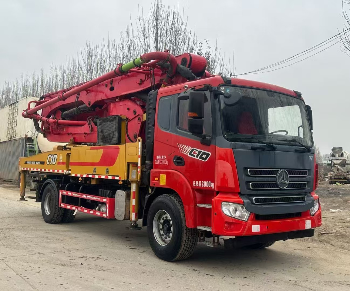 Автобетононасос SANY 33 метра - красный бетононасос на строительной площадке